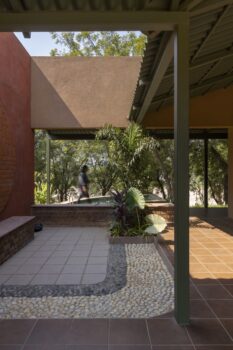 Courtyard house by the water / studio designseed