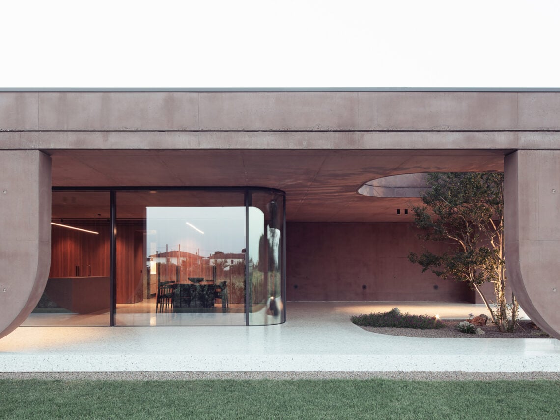 House with a Large Porch / MIDE architetti