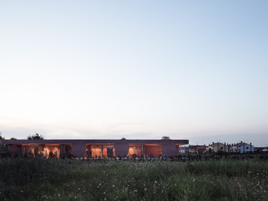 House with a Large Porch / MIDE architetti