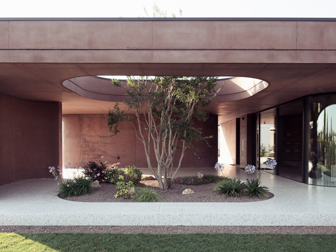 House with a Large Porch / MIDE architetti