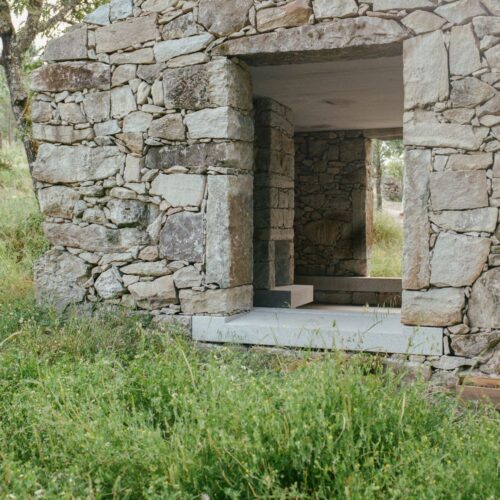 Stone hut / josé lobo almeida