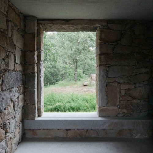 Stone hut / josé lobo almeida