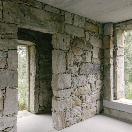 Stone hut / josé lobo almeida