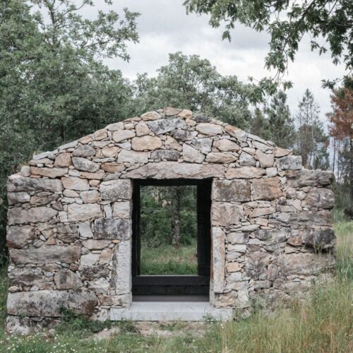 Stone hut / josé lobo almeida