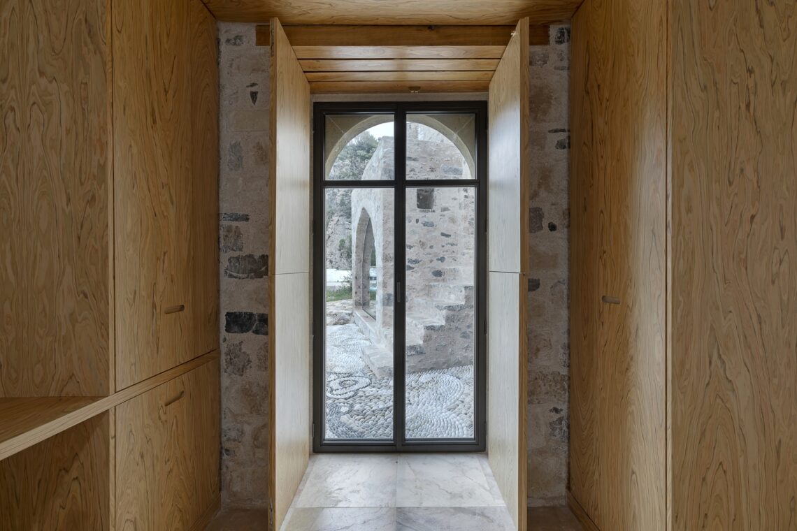 Teloneio kardamyli home restoration / etsi architects