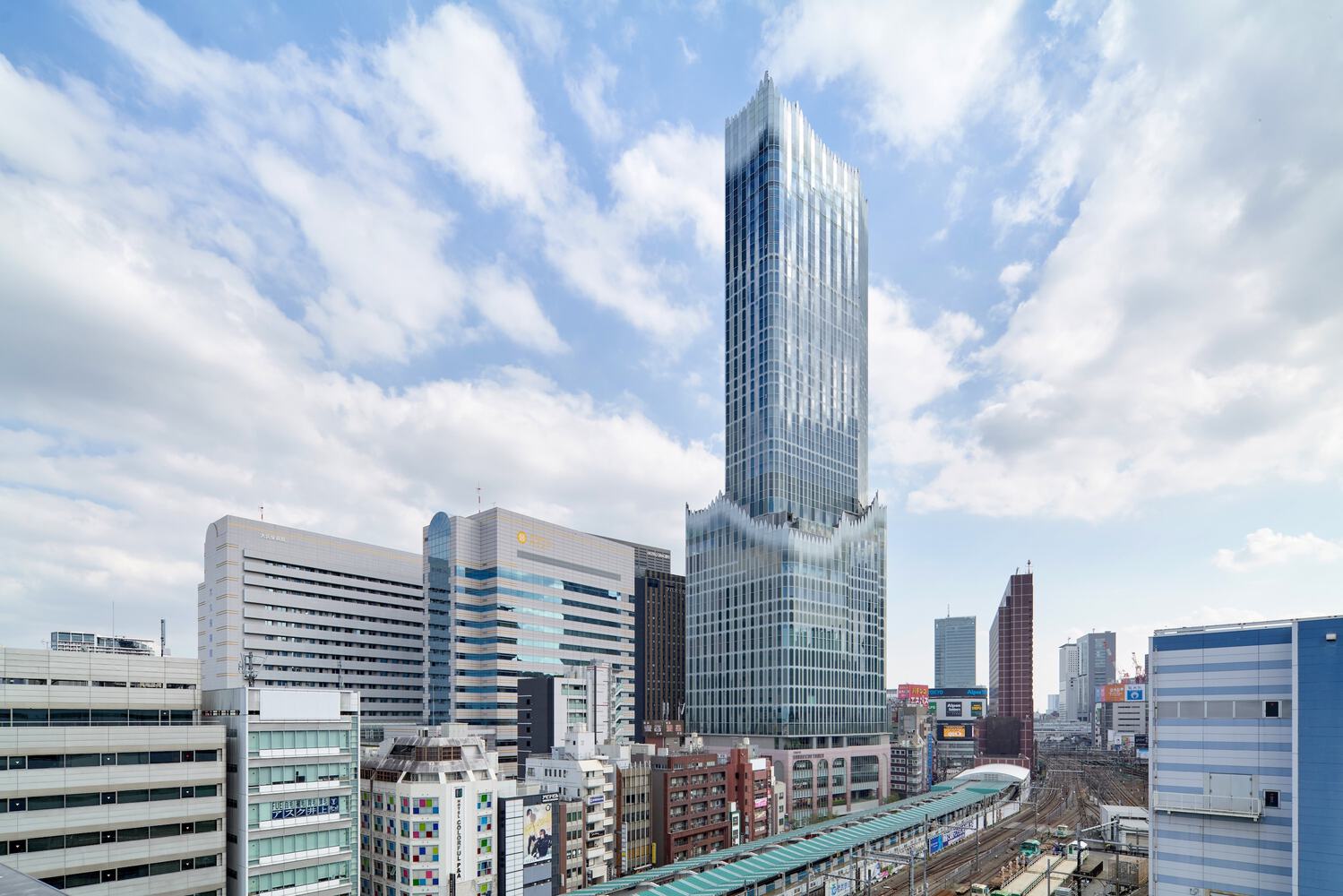 Tokyu kabukicho tower / yuko nagayama & associates + kume sekkei co. + tokyu architects & engineers