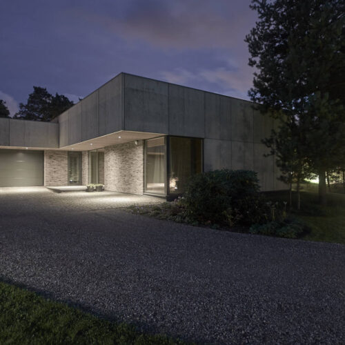 Residential minimalist concrete house / nebrau