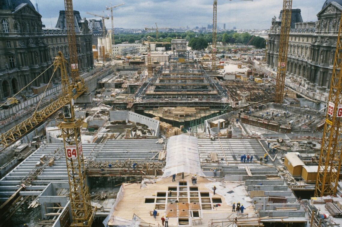 Construction of the pyramid seen from the pavilion de l'horloge, june 1987, louvre museum - © epgl collection, patrice astier