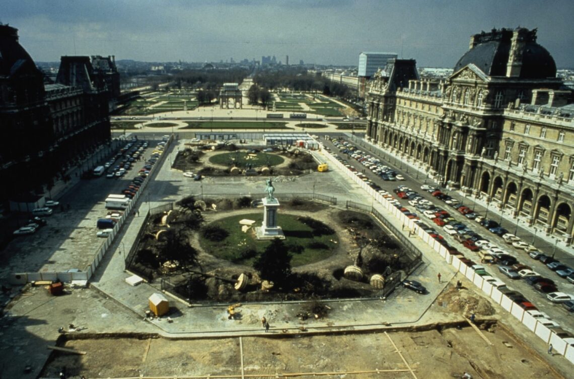 Cour napoleon before renovations, 1984, louvre museum - © epgl collection