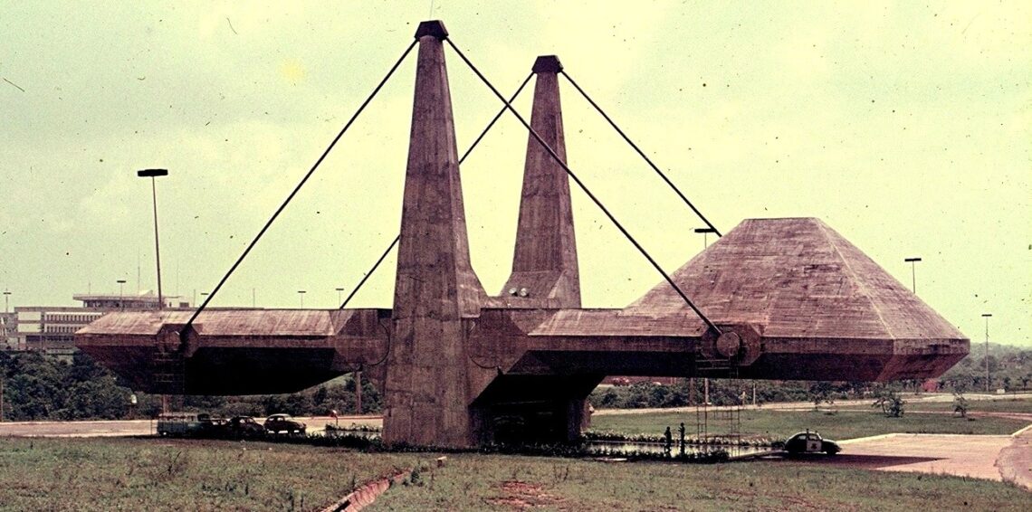 Exhibition center of the administrative center of bahia, bahia, brazil, 1974, by joão filgueiras lima - © flickr gil jacobus