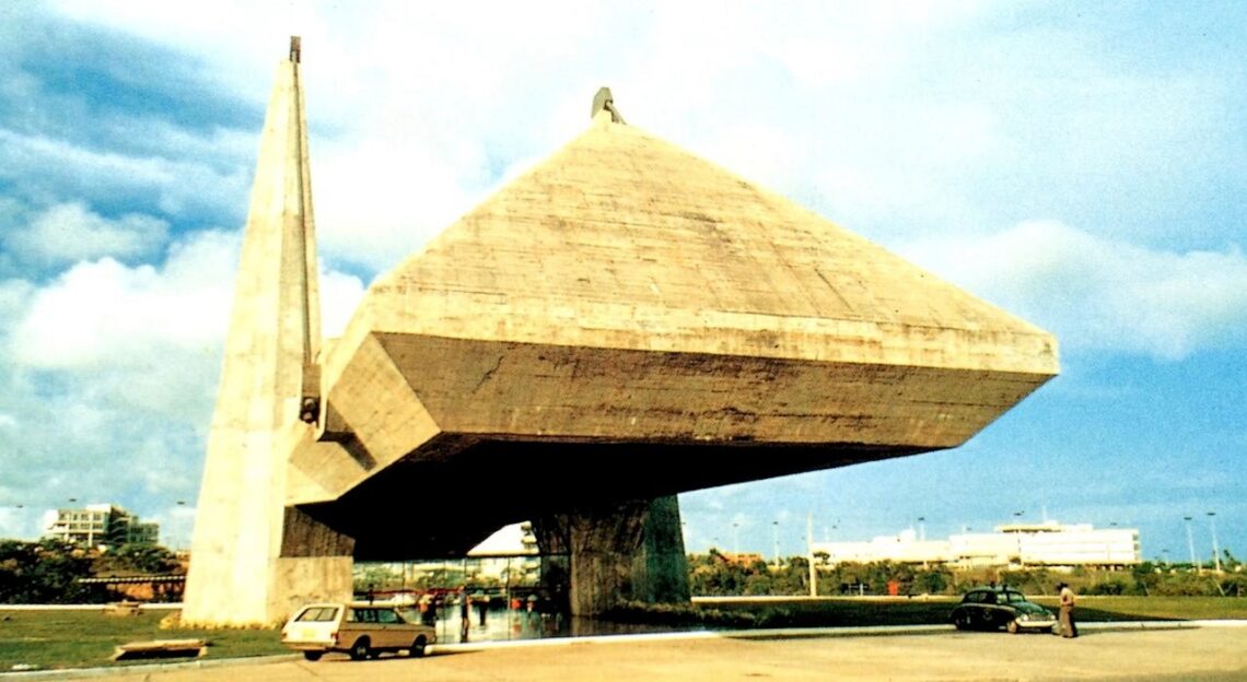 Exhibition center of the administrative center of bahia, bahia, brazil, 1974, by joão filgueiras lima - © giancarlo latorraca, 2000