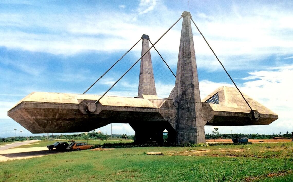 Exhibition center of the administrative center of bahia, bahia, brazil, 1974, by joão filgueiras lima - © giancarlo latorraca, 2000