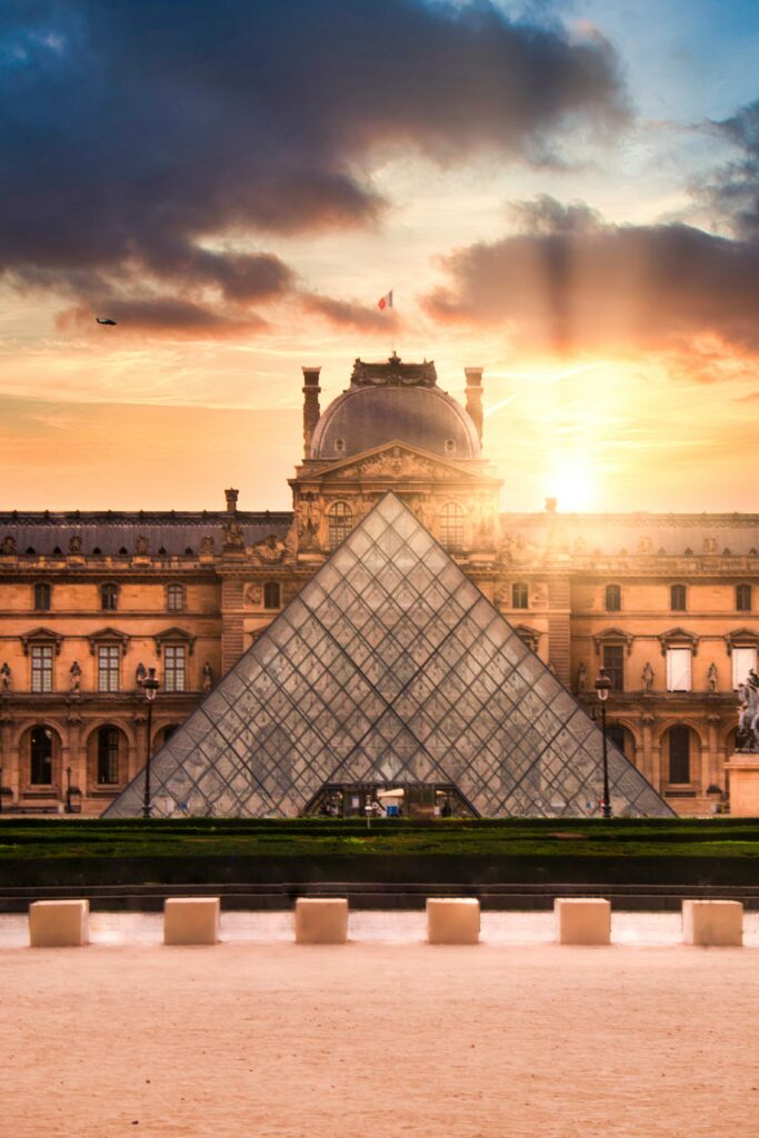 Evening view, the louvre pyramid, paris - i. M. Pei - © bastien nvs