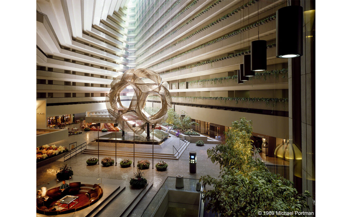 Interior, hyatt regency san francisco, united states of america - john calvin portman - © michael portman, 1989