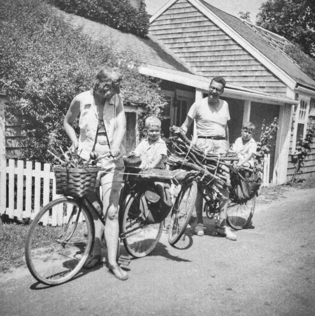 Jane and bob jacobs, along with their sons jimmy and ned, on a cycling trip in nantucket, august 1954. Photo: © estate of jane jacobs