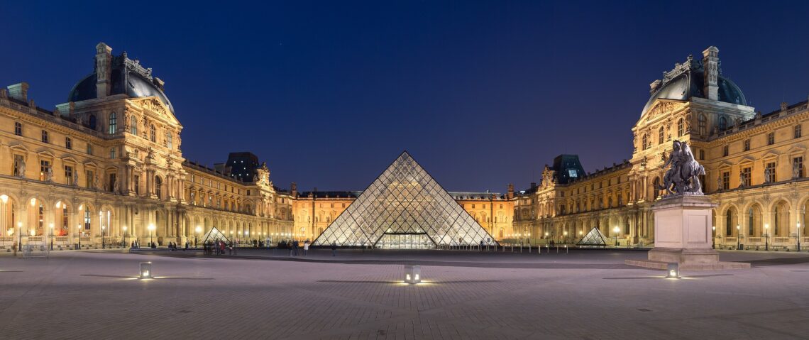 The courtyard of the louvre museum at night - © benh lieu song