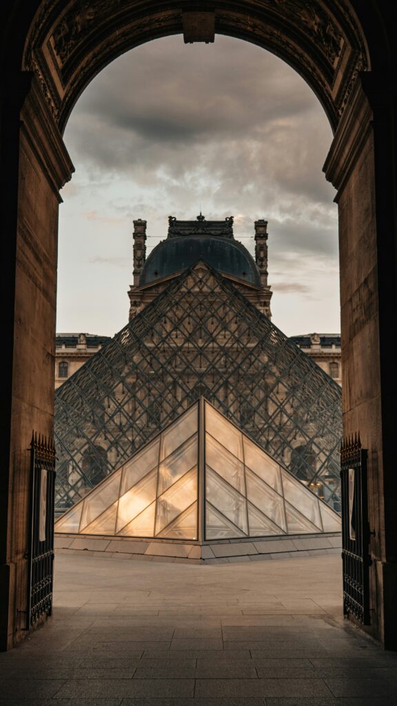 The louvre pyramid, paris - i. M. Pei - © dario mueller
