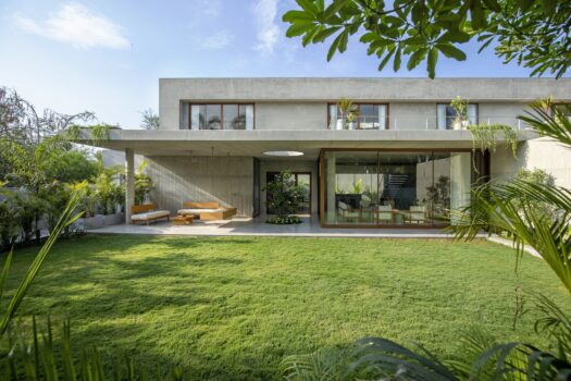 House of concrete walls / traanspace