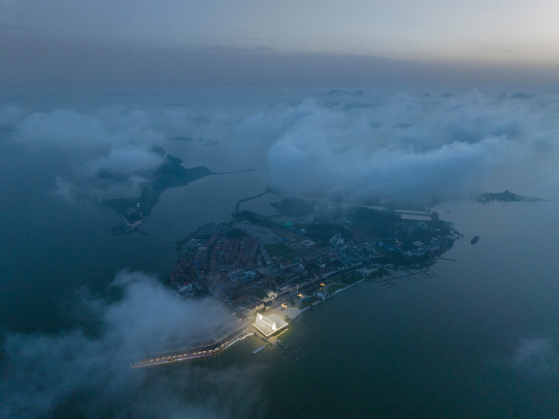 Liangzi island off-island pier / uao design