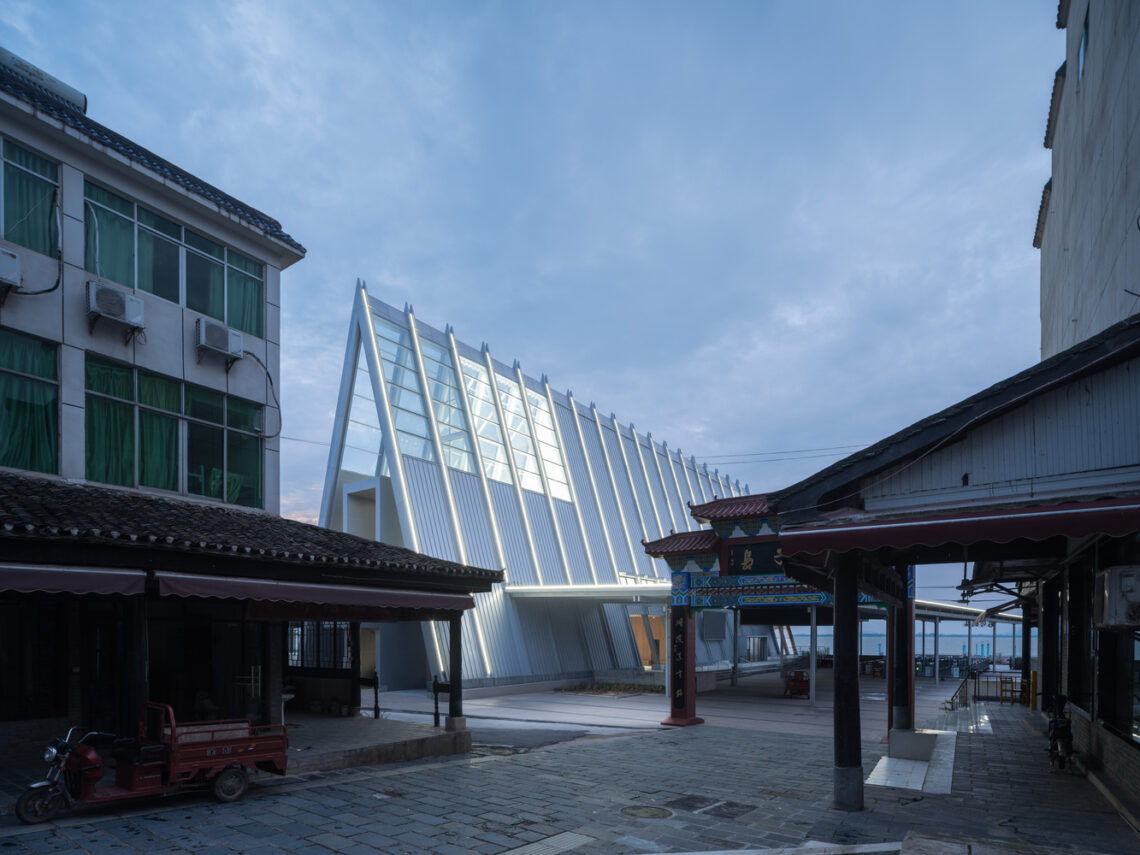 Liangzi island off-island pier / uao design