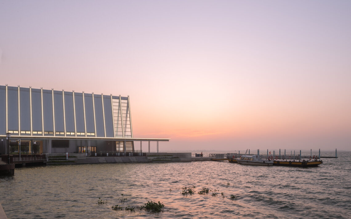 Liangzi island off-island pier / uao design