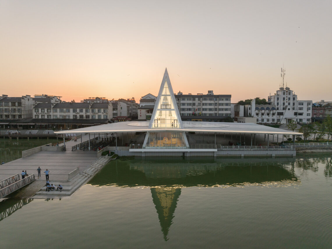 Liangzi island off-island pier / uao design