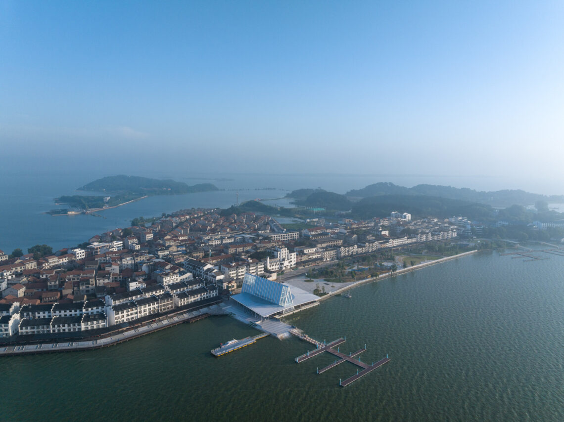 Liangzi island off-island pier / uao design