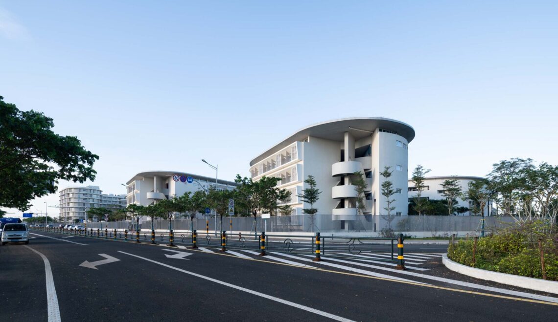 Haikou jiangdong huandao experimental school / tao (trace architecture office)