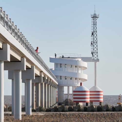 Twisting tower and spiral station / hcch studio