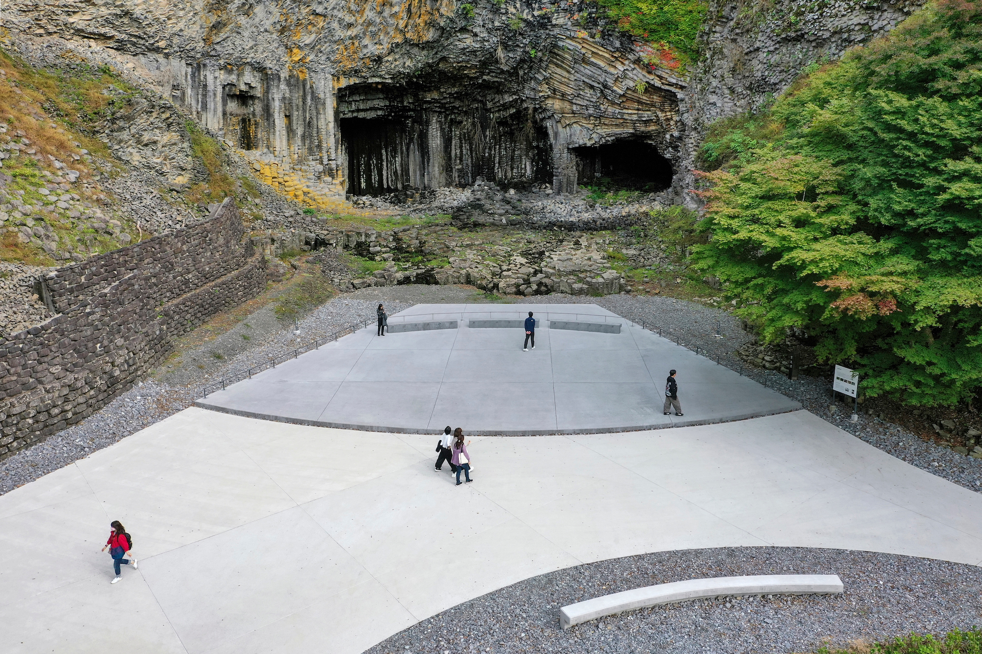 The renovation of the park, which is part of the geopark, incorporated large curves into the flooring. © hiroshi mizusaki