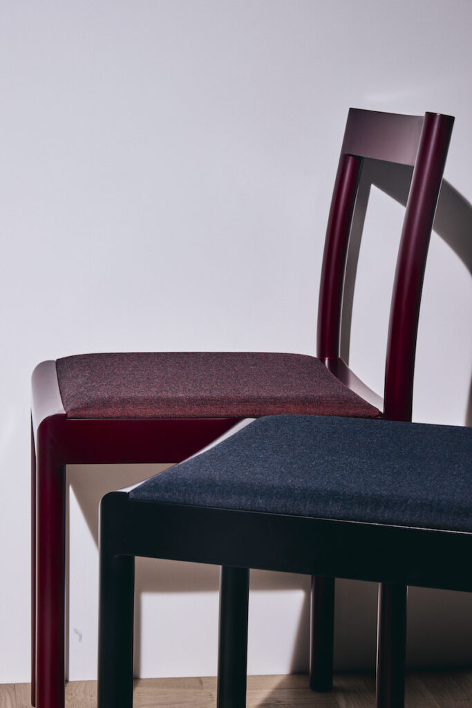 The chair "esker," designed for e&y, features a shape with smooth, gentle surfaces. © e&y