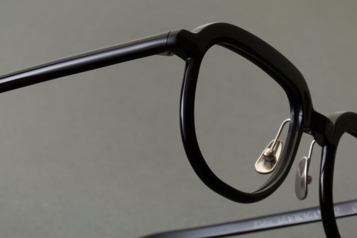 The eyewear "elder_araokagankyo," designed for araoka gankyo, features a combination of square and rounded cross-sectional shapes, with the joints between these elements defining the overall form. © araoka gankyo