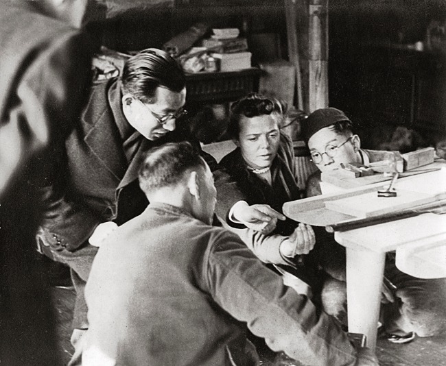 Charlotte perriand studies the manufacture of a table from pine boards with cabinet makers, 1940 - © archive charlotte perriand - elisabeth sandmann