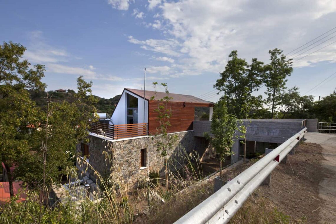 House with a Wooden Skin / VARDAstudio