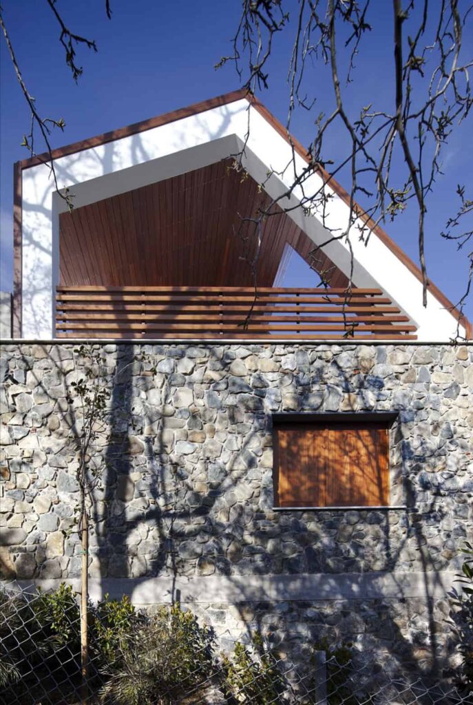 House with a Wooden Skin / VARDAstudio