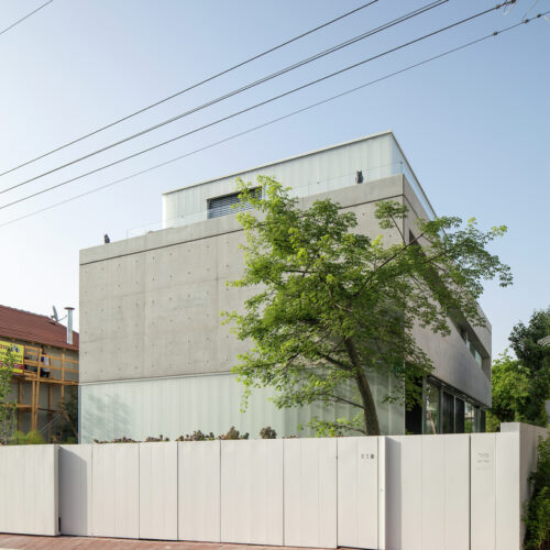 A concrete cut / pitsou kedem architects