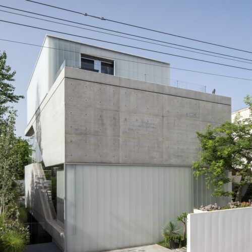 A concrete cut / pitsou kedem architects