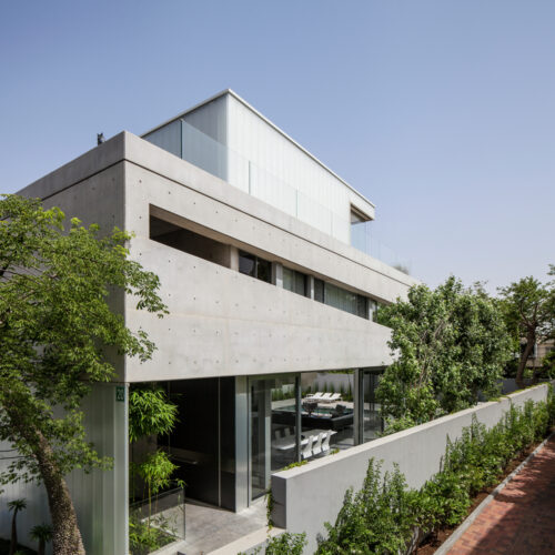 A concrete cut / pitsou kedem architects