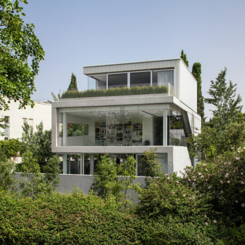 A concrete cut / pitsou kedem architects