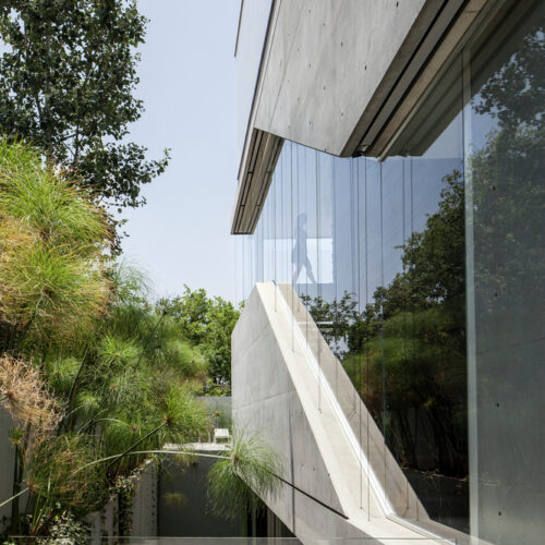 A concrete cut / pitsou kedem architects