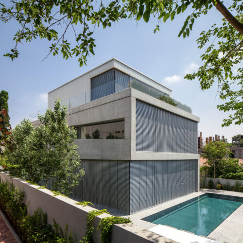 A concrete cut / pitsou kedem architects