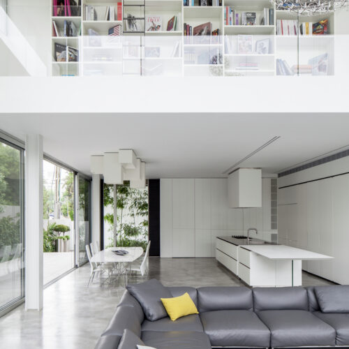 A concrete cut / pitsou kedem architects