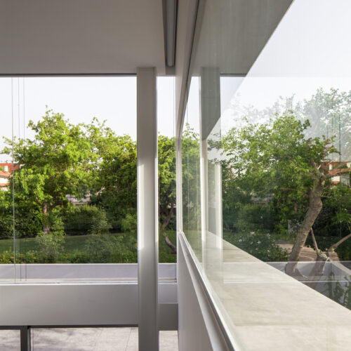 A concrete cut / pitsou kedem architects