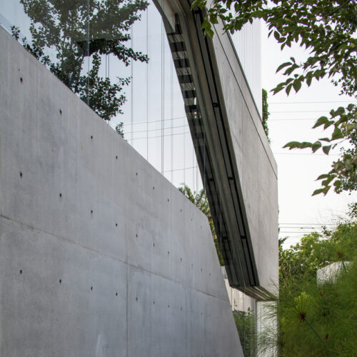 A concrete cut / pitsou kedem architects