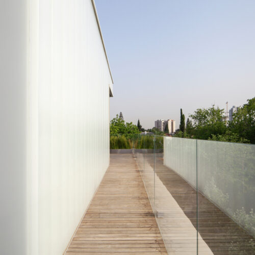 A concrete cut / pitsou kedem architects