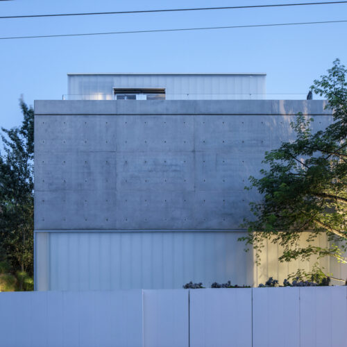 A concrete cut / pitsou kedem architects