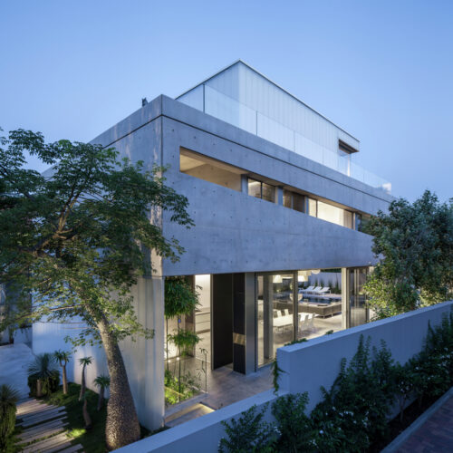 A concrete cut / pitsou kedem architects