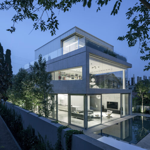 A concrete cut / pitsou kedem architects