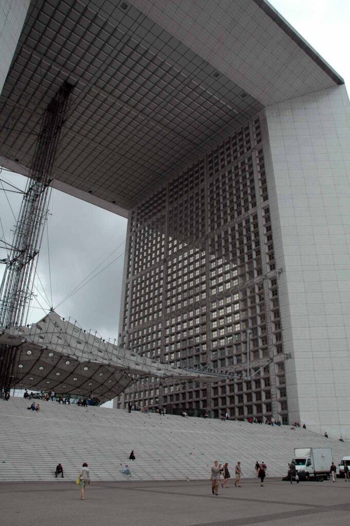 Nuages, grande arche de la défense, paris, cable-suspended membrane structure (ptfe-coated glass-fiber fabric) - johan otto von spreckelsen concept designer, paul andreu architect and peter rice structural engineer - © ole holbech