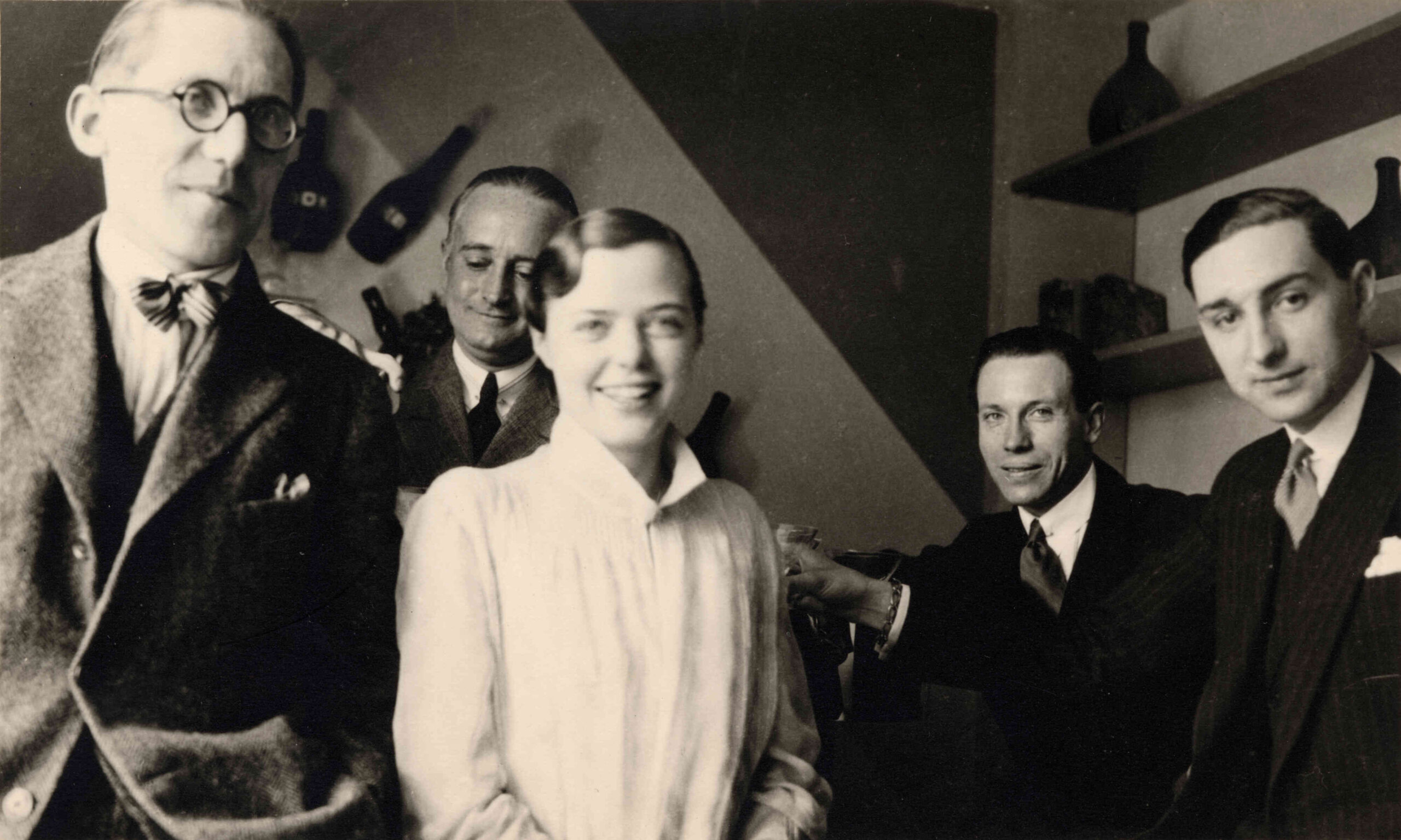 Le corbusier, charlotte perriand, djo-bourgeois, jean fouquet, and percy scholefield (in the background) in the studio-apartment at place saint-sulpice, 1928.